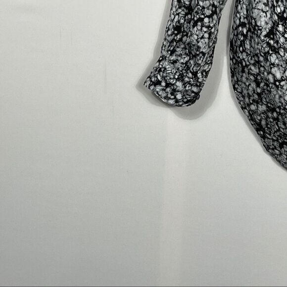 Daisy Fuentes Long Sleeve Black and White Blouse - Picture 9 of 12